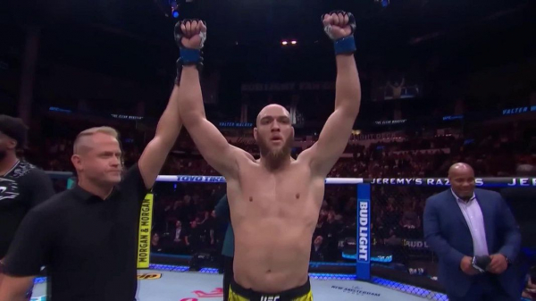 Бразильский боец UFC вышел на арену под песню на русском языке и победил в первом раунде