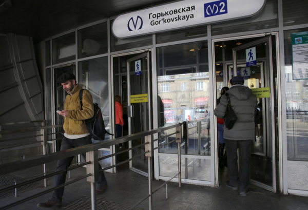Дерево рухнуло на петербурженку возле станции метро &laquo;Горьковская&raquo;
