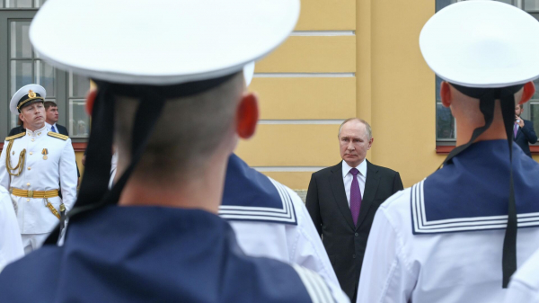 Путин в День ВМФ провел смотр учений и пообщался с жителями Петербурга Путин в День ВМФ провел смотр учений и пообщался с жителями Петербурга