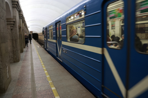 Десять станций петербургского метро раздают воду пассажирам Десять станций петербургского метро раздают воду пассажирам