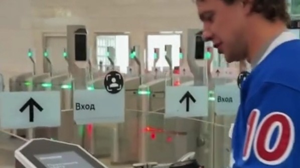 Экс-нападающий СКА Панарин пытался оплатить проезд в метро кнопочным телефоном Экс-нападающий СКА Панарин пытался оплатить проезд в метро кнопочным телефоном