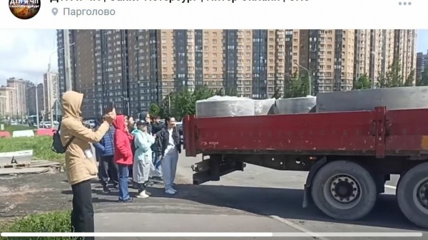 Протестующие против отстойника для автобусов в Парголово петербуржцы чуть не попали под колеса фуры Протестующие против отстойника для автобусов в Парголово петербуржцы чуть не попали под колеса фуры