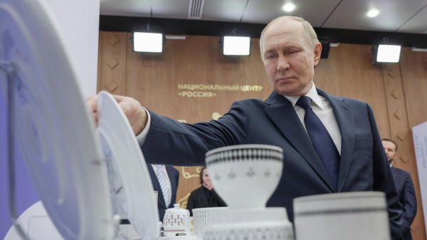 Путину показали робота-уборщика российского производства Путину показали робота-уборщика российского производства