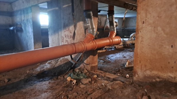 Во Фрунзенском районе Петербурга из окна многоэтажки вырвался мощный поток воды