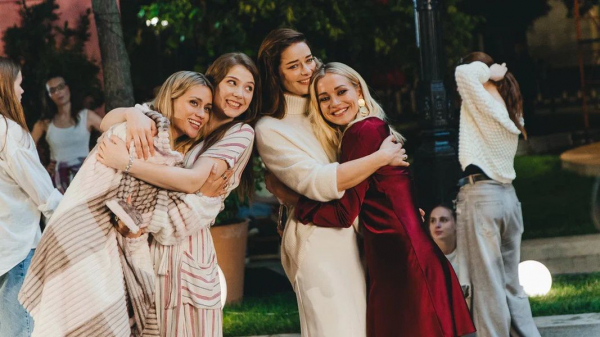 Три подруги снова едут покорять столицу: вышел трейлер сериала «Москва слезам не верит. Всё только начинается» Три подруги снова едут покорять столицу: вышел трейлер сериала «Москва слезам не верит. Всё только начинается»