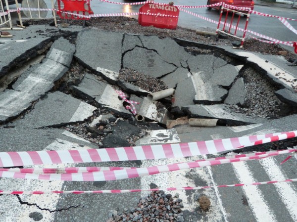 На Октябрьской набережной в Петербурге образовалась крупная дорожная яма