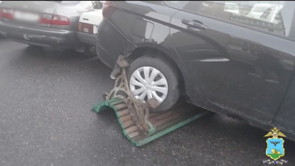 В Белгородской области пьяный отец посадил 7-летнюю девочку за руль LADA Vesta. Пострадал прохожий
