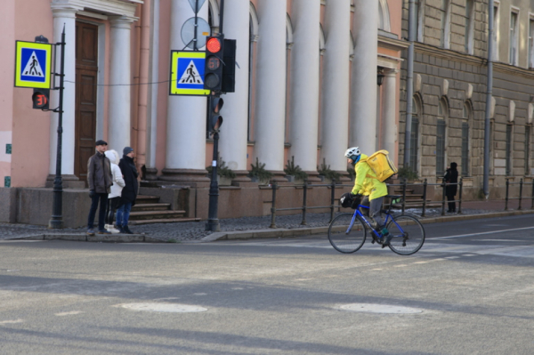 В Петербурге ужесточили правила найма иностранных курьеров В Петербурге ужесточили правила найма иностранных курьеров
