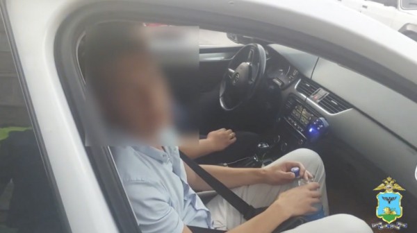 В Белгородской области пьяный отец посадил 7-летнюю девочку за руль LADA Vesta. Пострадал прохожий