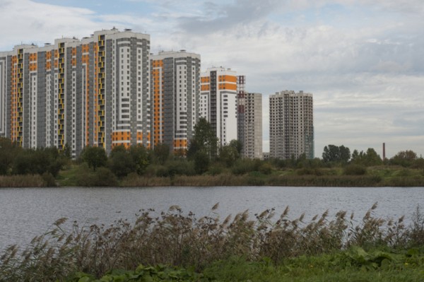В Купчино полицейский задержал курьера после погони по скверу В Купчино полицейский задержал курьера после погони по скверу