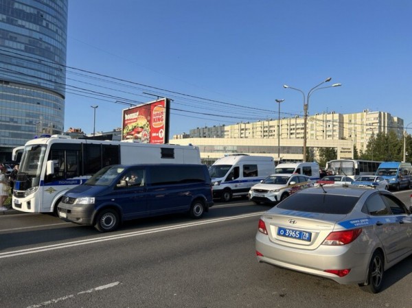 Владелец Porsche на Чкаловском проспекте совершил обгон через сплошную и теперь может лишиться водительских прав Владелец Porsche на Чкаловском проспекте совершил обгон через сплошную и теперь может лишиться водительских прав