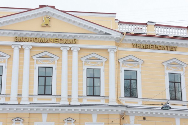 Поступление в петербургские вузы в 2025 году стало сложнее из-за высокого конкурса