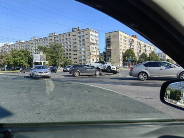 Встретились на перекрестке: Hyundai едва не перевернулся на бок после столкновения с Opel в Купчино