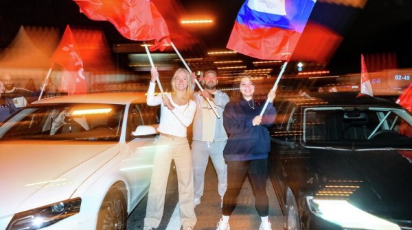 В Петропавловской крепости в Петербурге развернули триколор размером 30 на 50 м В Петропавловской крепости в Петербурге развернули триколор размером 30 на 50 м