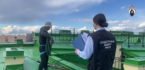 Безобразный ремонт заинтересовал СК: с крыши дома на Невском кидают стройотходы и доски Безобразный ремонт заинтересовал СК: с крыши дома на Невском кидают стройотходы и доски