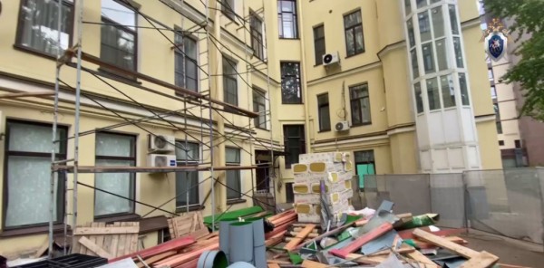 Безобразный ремонт заинтересовал СК: с крыши дома на Невском кидают стройотходы и доски Безобразный ремонт заинтересовал СК: с крыши дома на Невском кидают стройотходы и доски