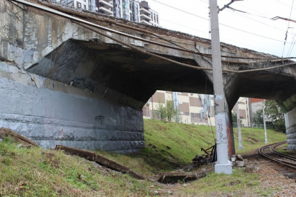 В Кировском районе Ленинградской области водитель иномарки погиб после столкновения с опорой железнодорожного моста В Кировском районе Ленинградской области водитель иномарки погиб после столкновения с опорой железнодорожного моста