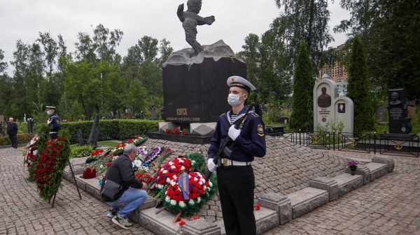 Память погибших 25 лет назад на подлодке "Курск" моряков почтили в Петербурге Память погибших 25 лет назад на подлодке "Курск" моряков почтили в Петербурге