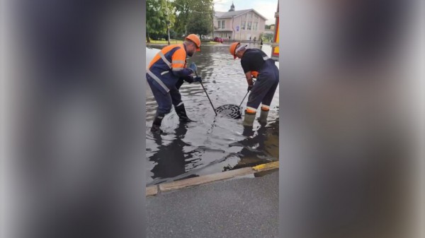 Сверхчастный дождь превратил площадь в Ломоносове в озеро Сверхчастный дождь превратил площадь в Ломоносове в озеро