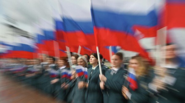 В Петропавловской крепости в Петербурге развернули триколор размером 30 на 50 м В Петропавловской крепости в Петербурге развернули триколор размером 30 на 50 м