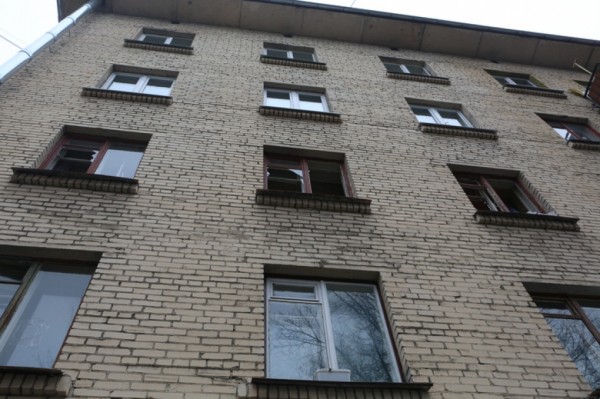 Житель Колпино ранил женщину бутылкой, выброшенной из окна на Заводском проспекте Житель Колпино ранил женщину бутылкой, выброшенной из окна на Заводском проспекте