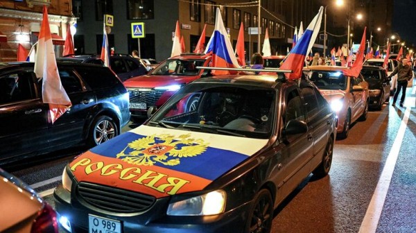 В Петропавловской крепости в Петербурге развернули триколор размером 30 на 50 м В Петропавловской крепости в Петербурге развернули триколор размером 30 на 50 м