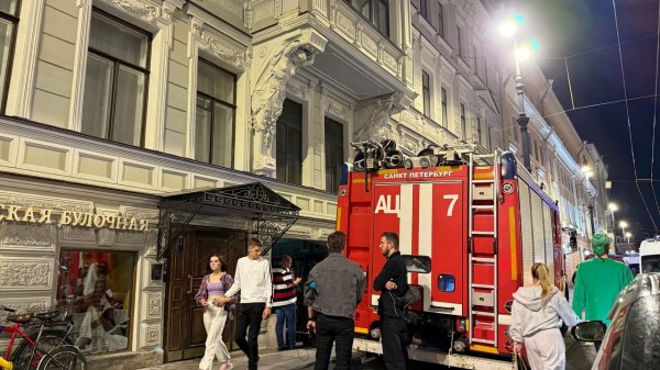 Прокуратура проверит обстоятельства обрушения потолка в доме на Невском проспекте Прокуратура проверит обстоятельства обрушения потолка в доме на Невском проспекте