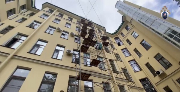 Безобразный ремонт заинтересовал СК: с крыши дома на Невском кидают стройотходы и доски Безобразный ремонт заинтересовал СК: с крыши дома на Невском кидают стройотходы и доски