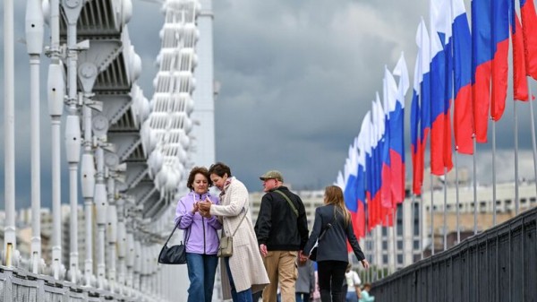 В Петропавловской крепости в Петербурге развернули триколор размером 30 на 50 м В Петропавловской крепости в Петербурге развернули триколор размером 30 на 50 м