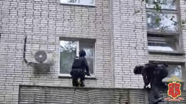 В Сосновом Бору мать и двое сыновей промышляли сбытом наркотиков, но сонные попались полиции В Сосновом Бору мать и двое сыновей промышляли сбытом наркотиков, но сонные попались полиции