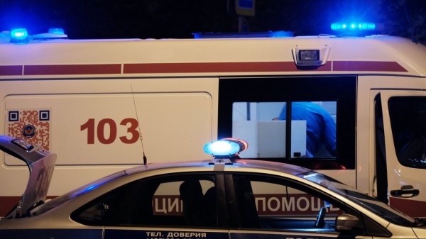В Петербурге иномарка на повороте сбила переходивших дорогу женщину и двух детей В Петербурге иномарка на повороте сбила переходивших дорогу женщину и двух детей