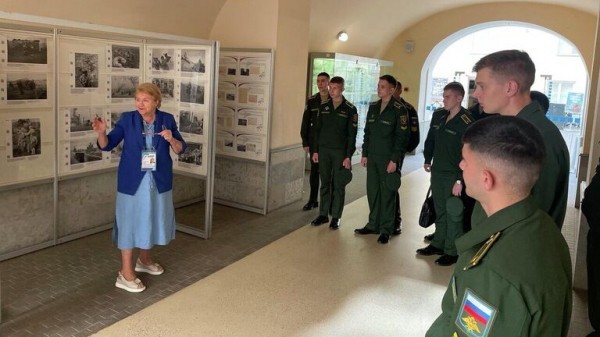 Застывший подвиг. В Петербурге показали "летопись" освобождения от нацизма
