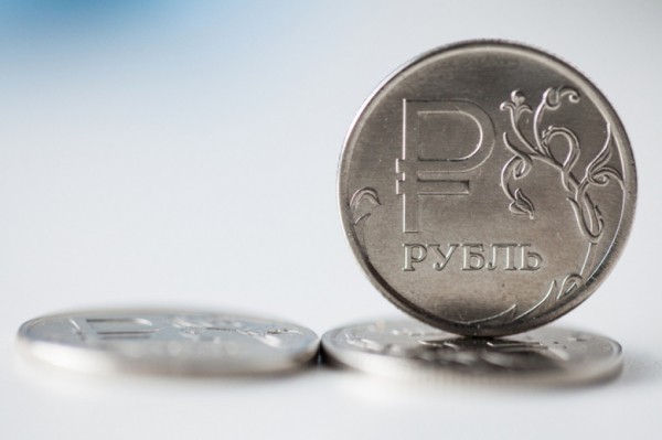 Рубль теряет позиции на фоне ожиданий решения Банка России