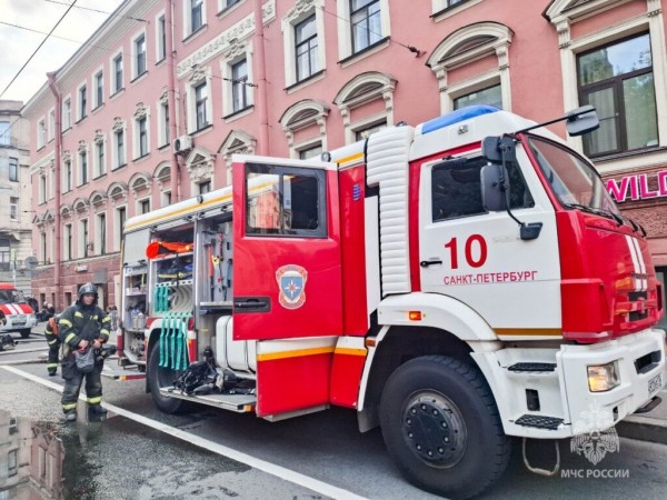 Горящий на 20 «квадратах» чердак на Большой Пушкарской тушили больше 4 часов Горящий на 20 «квадратах» чердак на Большой Пушкарской тушили больше 4 часов