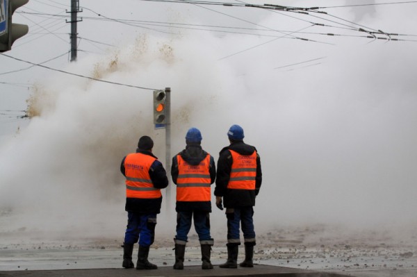 В Киришах устраняют аварию на водопроводе на Волховской набережной В Киришах устраняют аварию на водопроводе на Волховской набережной