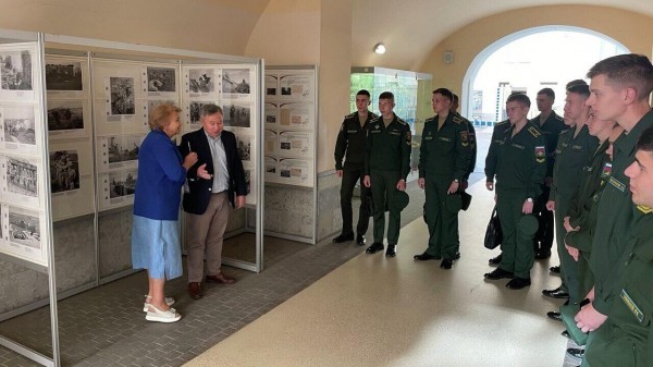 Застывший подвиг. В Петербурге показали "летопись" освобождения от нацизма