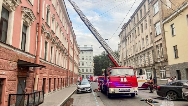 Горящий на 20 «квадратах» чердак на Большой Пушкарской тушили больше 4 часов Горящий на 20 «квадратах» чердак на Большой Пушкарской тушили больше 4 часов