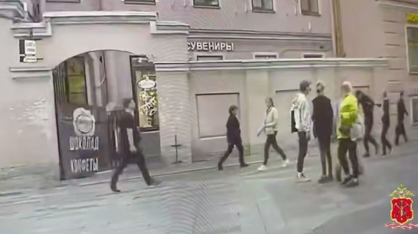 Стеклянная «розочка» в шее поставила точку в ссоре с должников на 1-й Советской: агрессор уехал в отдел Стеклянная «розочка» в шее поставила точку в ссоре с должников на 1-й Советской: агрессор уехал в отдел