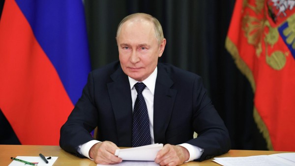 Путин: "Петровский бал" вносит вклад в сбережение наследия оперной школы России Путин: "Петровский бал" вносит вклад в сбережение наследия оперной школы России