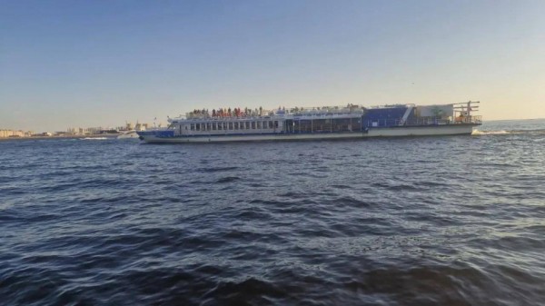 Судно с туристами застряло на мели у Лахта Центра в Петербурге Судно с туристами застряло на мели у Лахта Центра в Петербурге