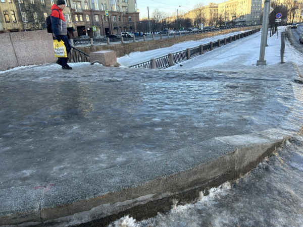 В Петербурге пенсионерка отсудила крупную компенсацию за перелом на скользком тротуаре