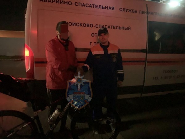 В лесах Гатчинского района спасатели и добровольцы вывели из болота заблудившегося мужчину В лесах Гатчинского района спасатели и добровольцы вывели из болота заблудившегося мужчину