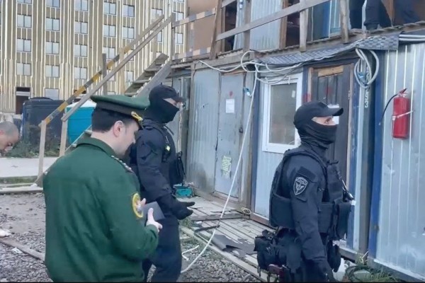 В Петербурге после рейда на стройплощадке больше 30 мигрантов отправились в военкомат В Петербурге после рейда на стройплощадке больше 30 мигрантов отправились в военкомат