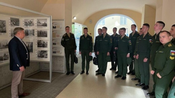 Застывший подвиг. В Петербурге показали "летопись" освобождения от нацизма