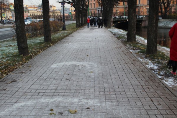 В Петербурге началась осенняя обработка дорог и парков от гололеда В Петербурге началась осенняя обработка дорог и парков от гололеда