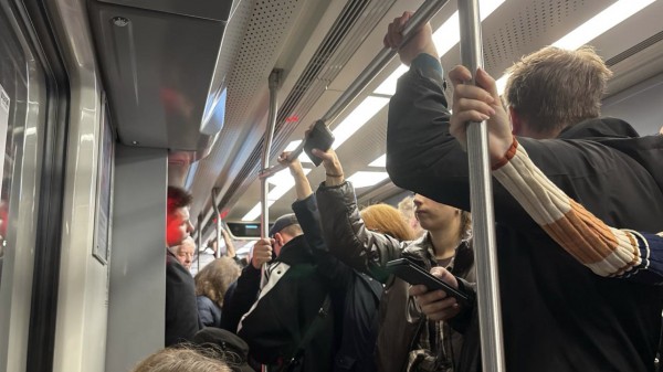 Станции закрыты, поезда стоят в тоннелях: на красной ветке метро в Петербурге сломался состав Станции закрыты, поезда стоят в тоннелях: на красной ветке метро в Петербурге сломался состав