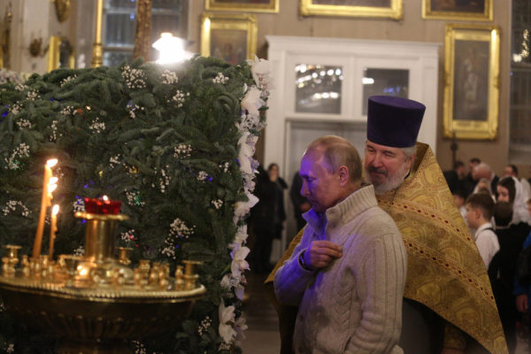 Путину вручили необычные иконы с отметинами от пуль на день рождения Путину вручили необычные иконы с отметинами от пуль на день рождения