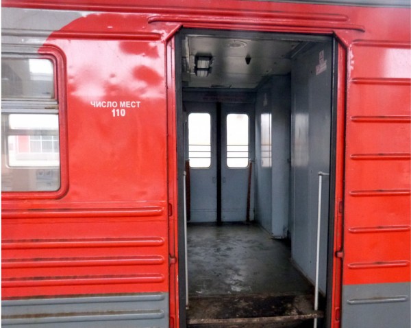 Движение пригородных поездов на юге Петербурга оказалось парализовано