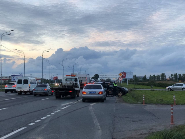 На Пулковском шоссе водитель протаранил стоявшую на аварийке машину На Пулковском шоссе водитель протаранил стоявшую на аварийке машину