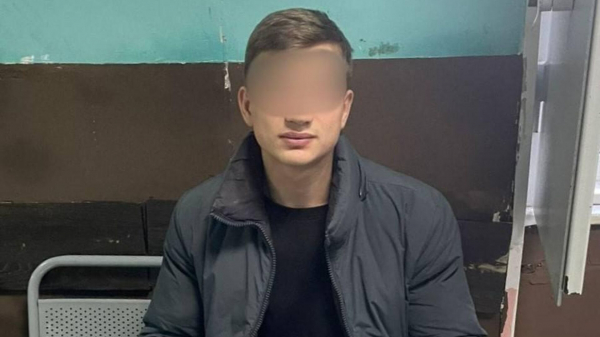 В Петербурге задержали курьера при попытке скрыться от ГАИ в Эрмитаже В Петербурге задержали курьера при попытке скрыться от ГАИ в Эрмитаже